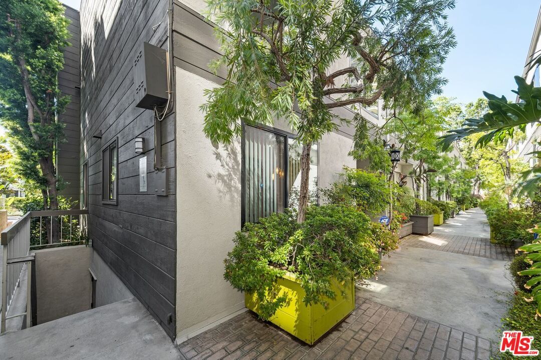 Property Photo: 10793 W Ashton Ave 2 CA 90024