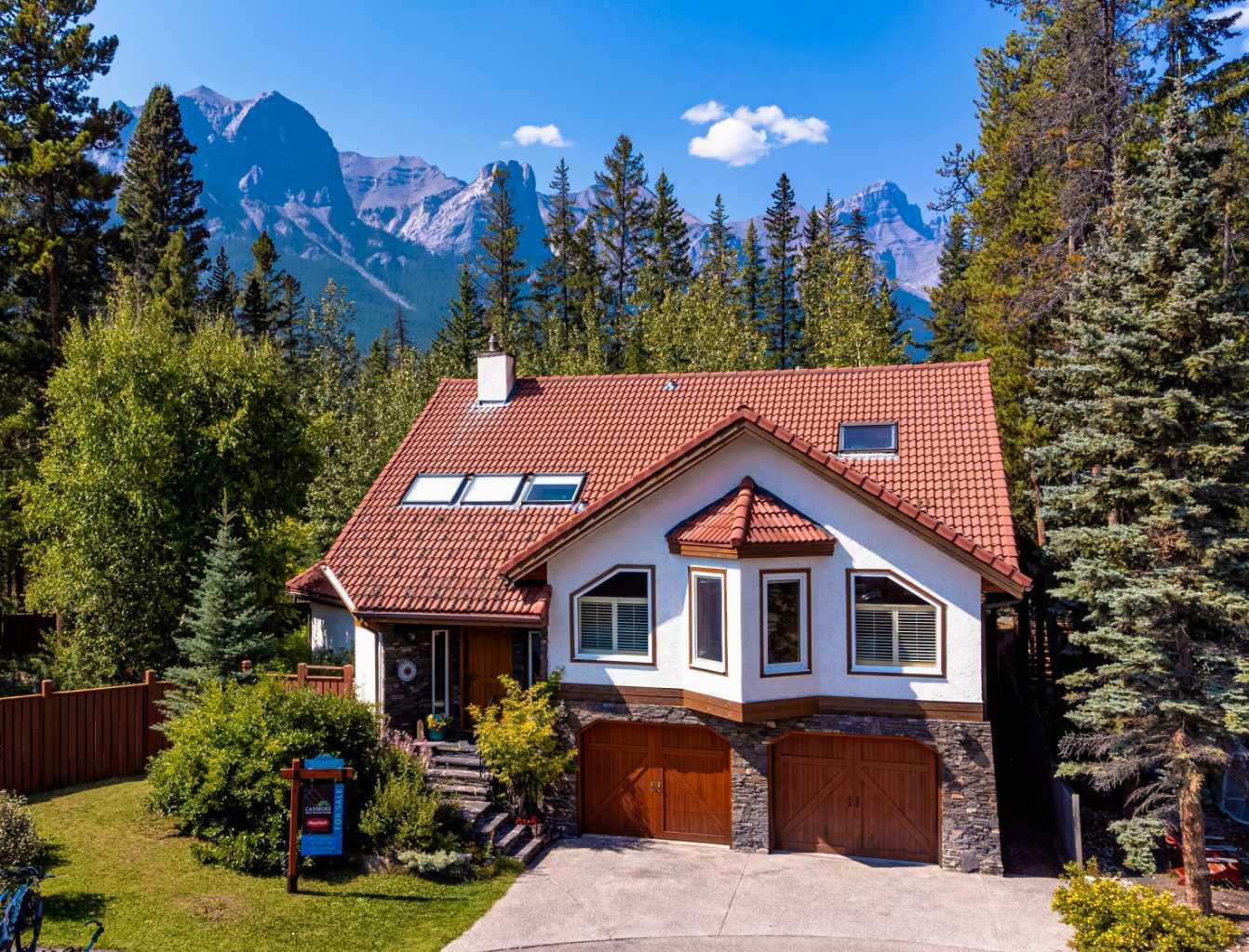 Property Photo: 7 Woodside Lane AB T1W1T1