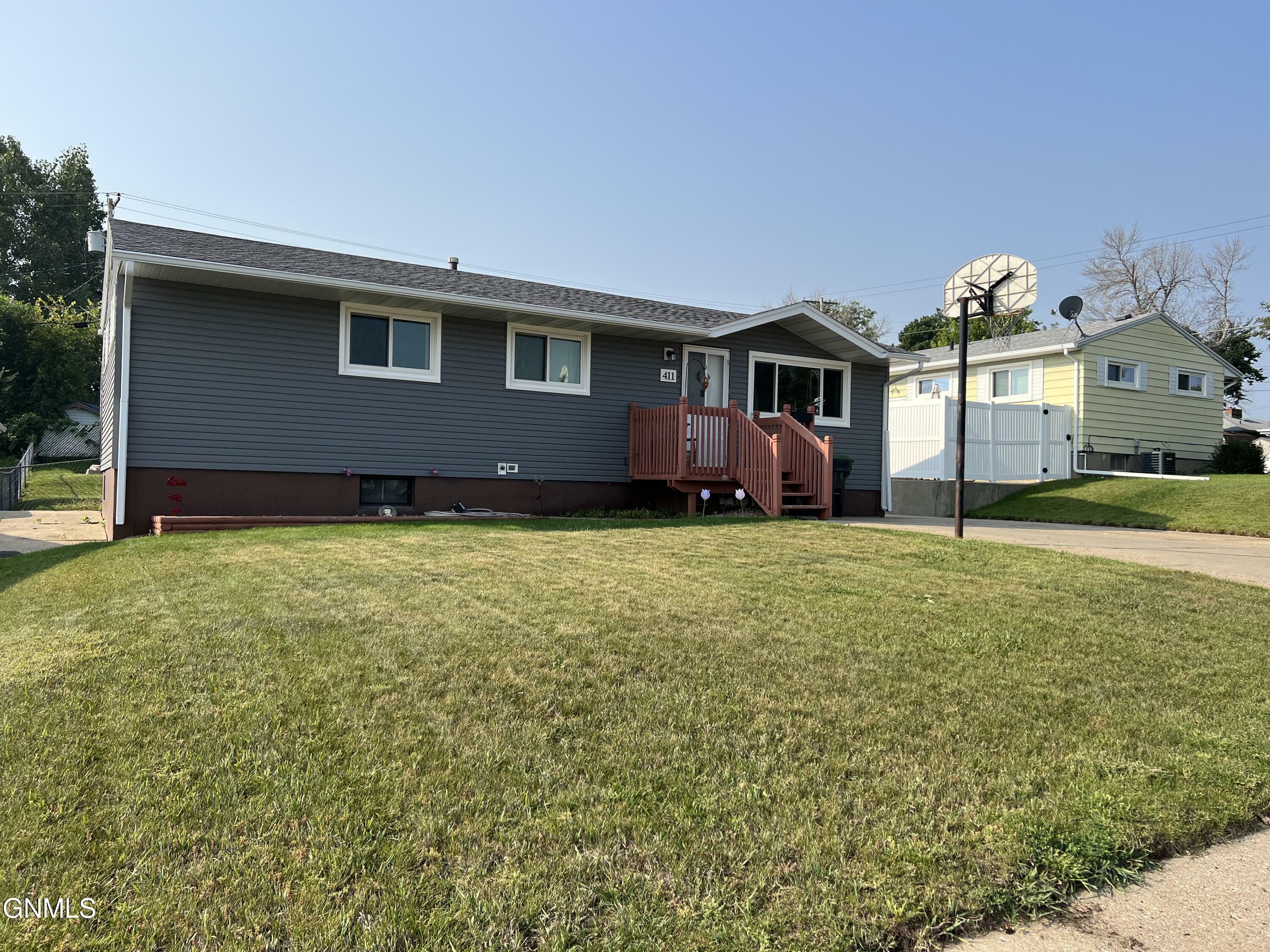 Property Photo:  411 12th Street NW  ND 58554 