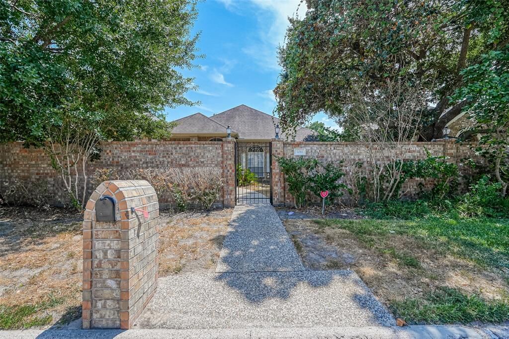 Property Photo:  5011 Huntwick Parc Court  TX 77069 