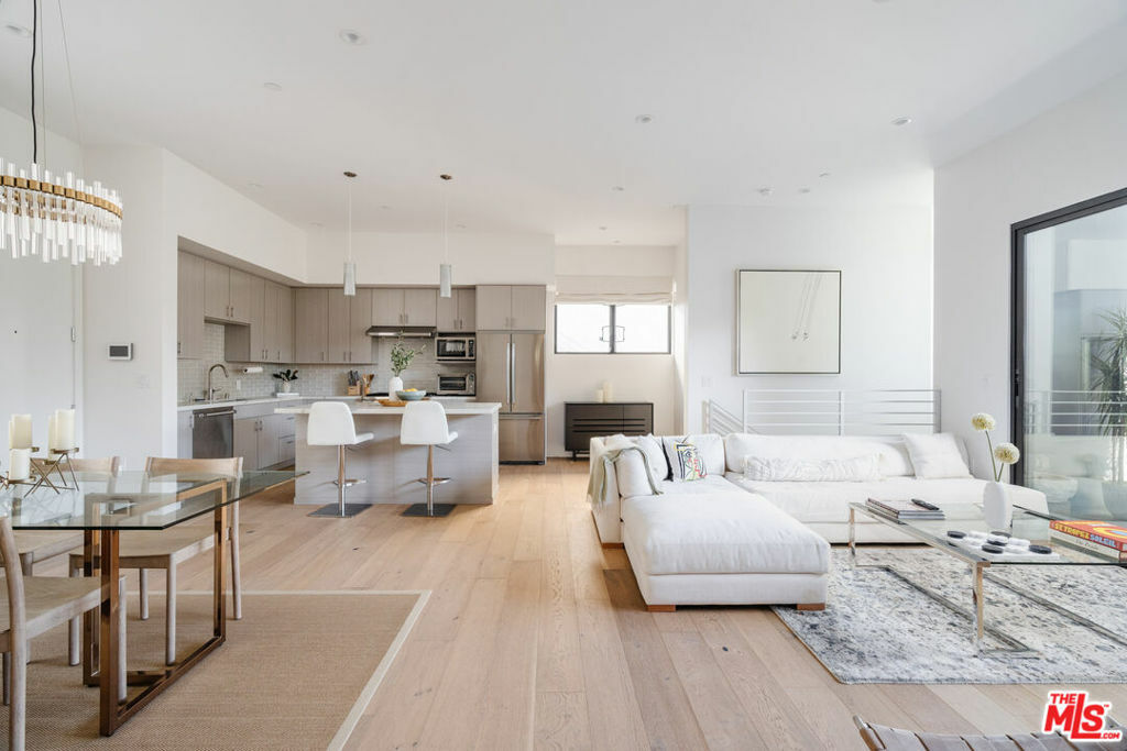 Property Photo: 4322 Gentry Avenue 105 CA 91604