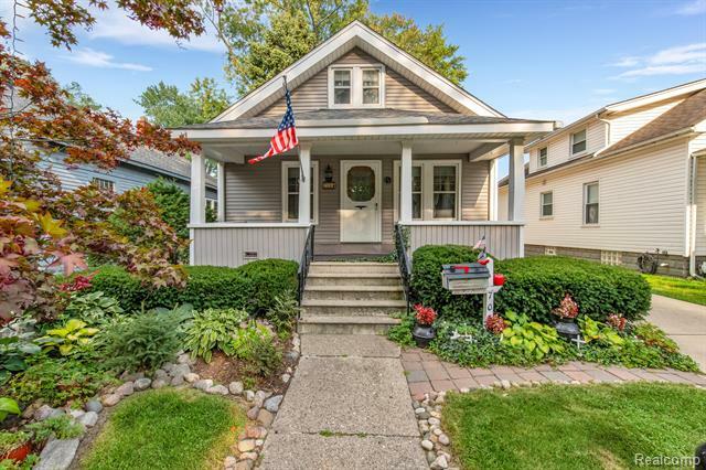 Property Photo:  703 Irving Avenue  MI 48067 