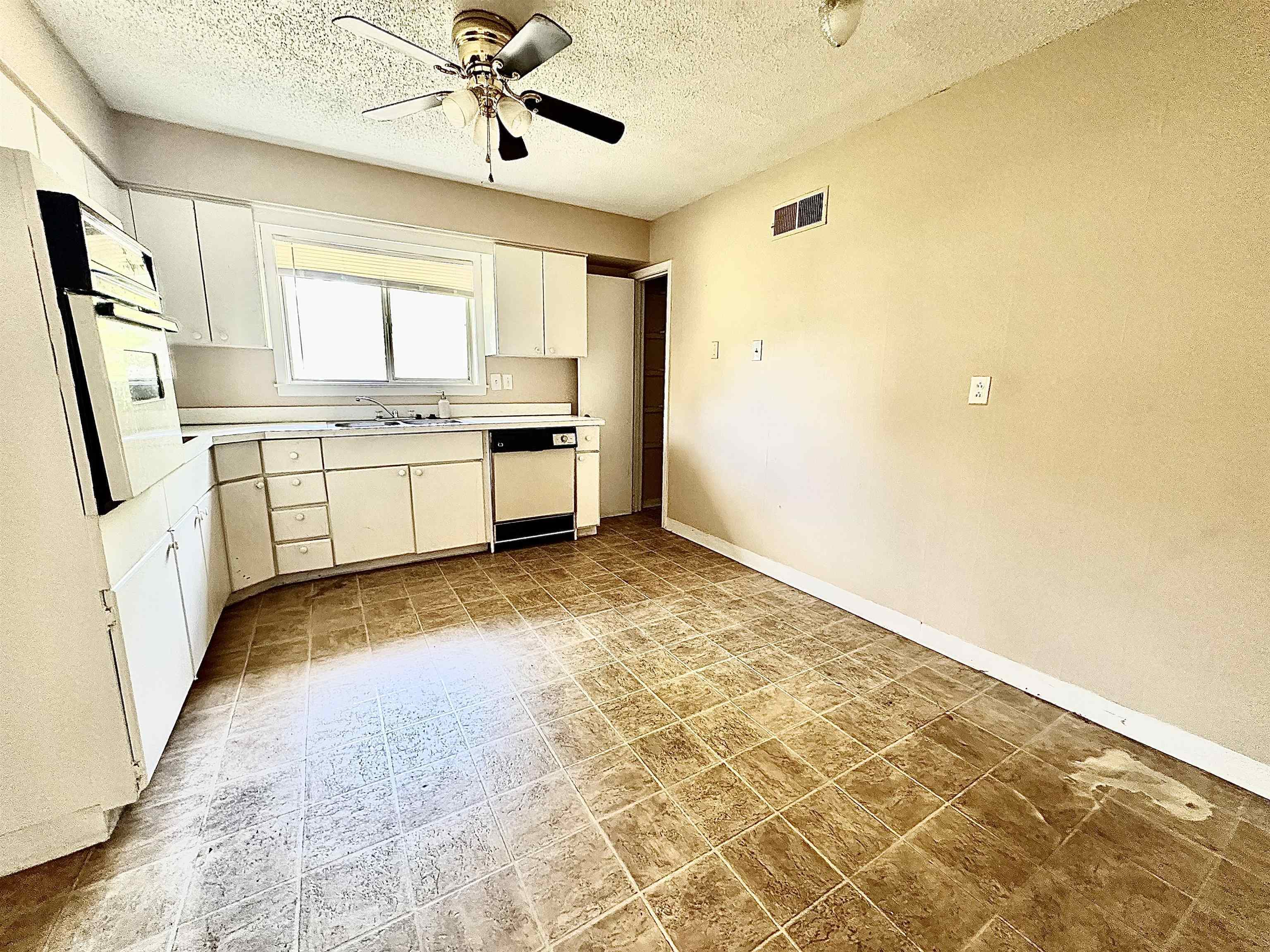 Property Photo: 1928 Central Ave TN 38104