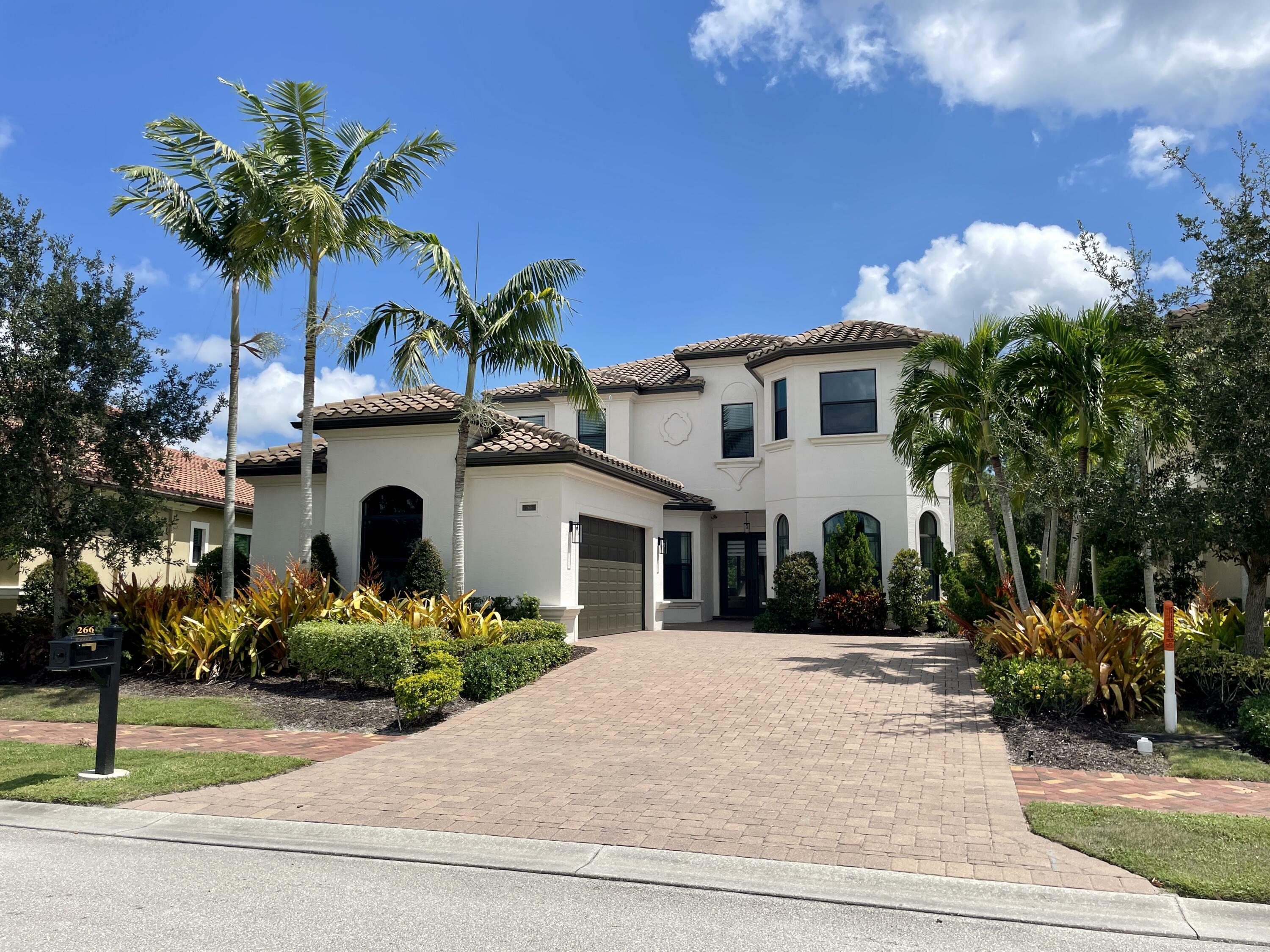 Property Photo: 266 SE Calmo Circle FL 34984