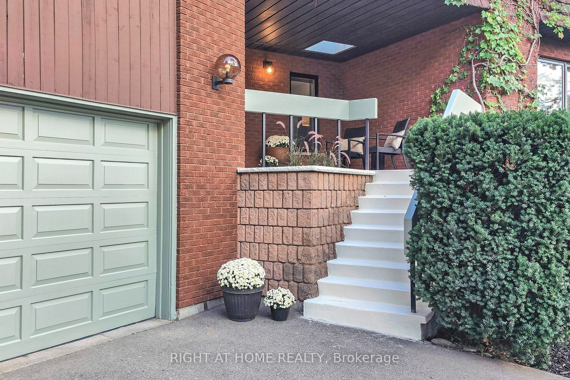Property Photo: 2461 Jarvis St ON L5C2P7