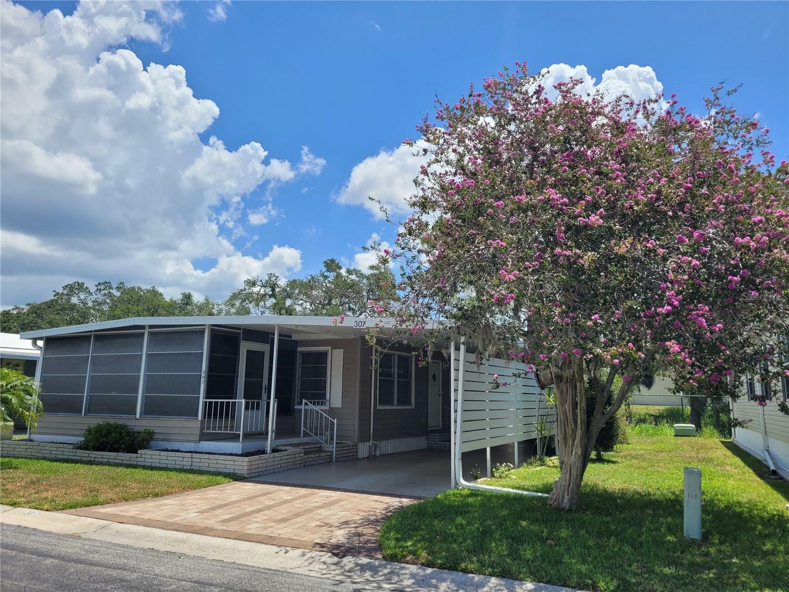 Property Photo:  307 Oakwood Boulevard E  FL 34237 