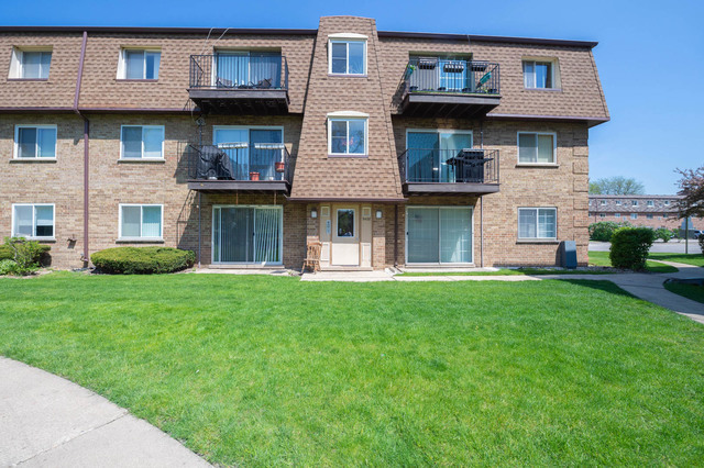 Property Photo: 9428 Bay Colony Drive 3S IL 60016