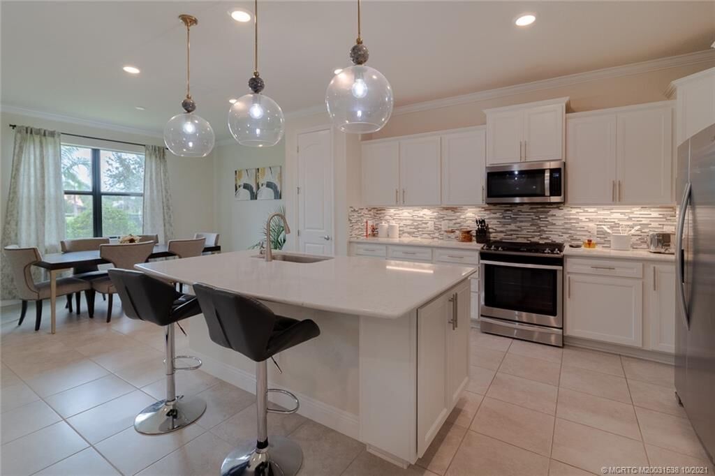 Property Photo: 521 SE Monet Drive FL 34984