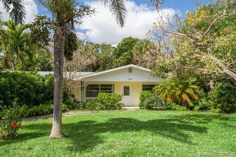 Property Photo:  200 SE Martin Avenue  FL 34996 