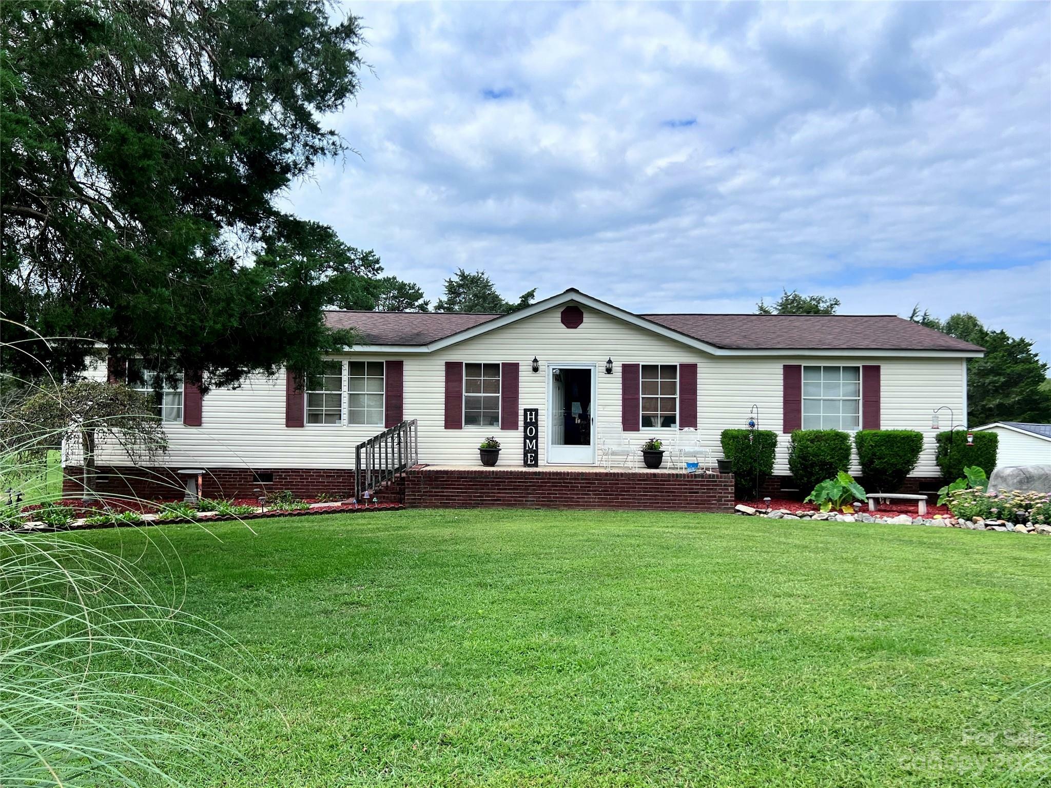 Property Photo: 2279 Deerfield Drive NC 28650