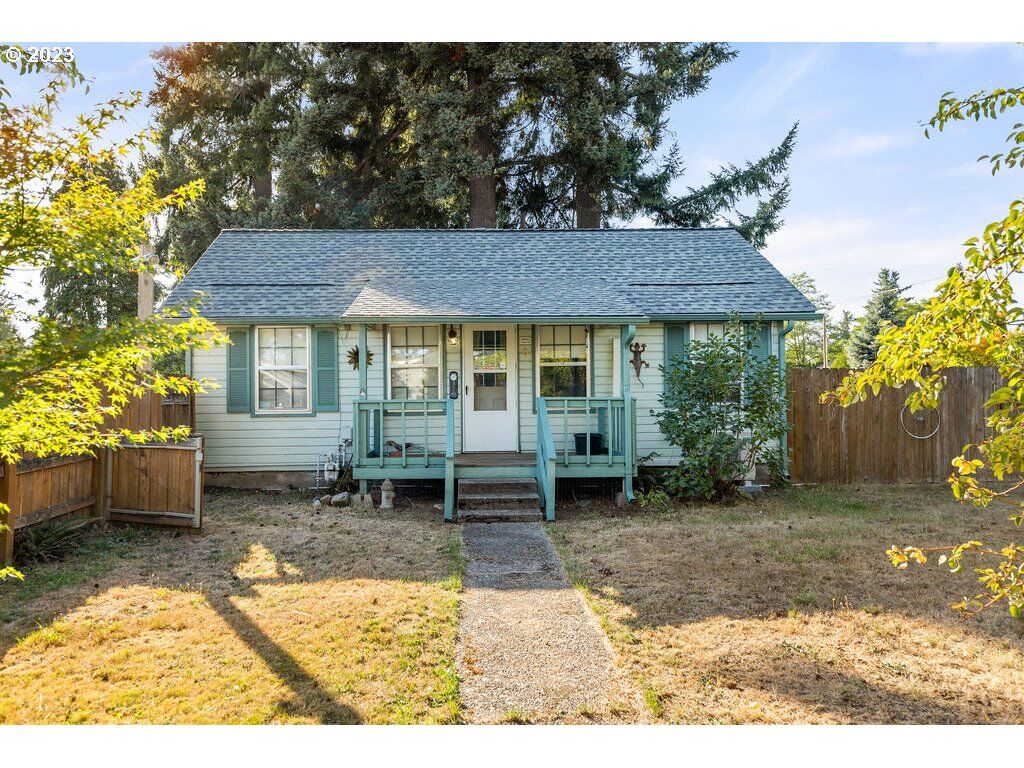 Property Photo:  565 9th St  WA 98671 