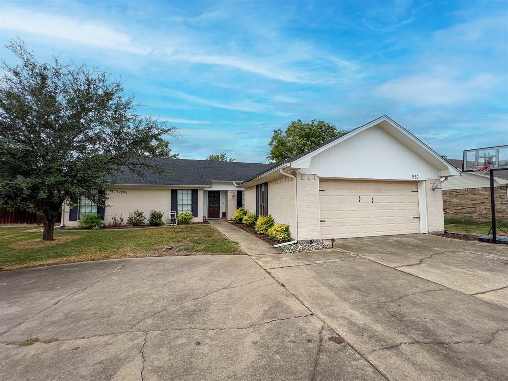 Property Photo:  220 W Oaks Circle  TX 75482 