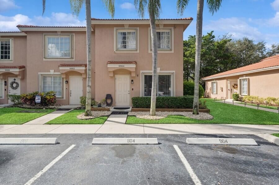 Property Photo:  9904 Kamena Circle  FL 33436 