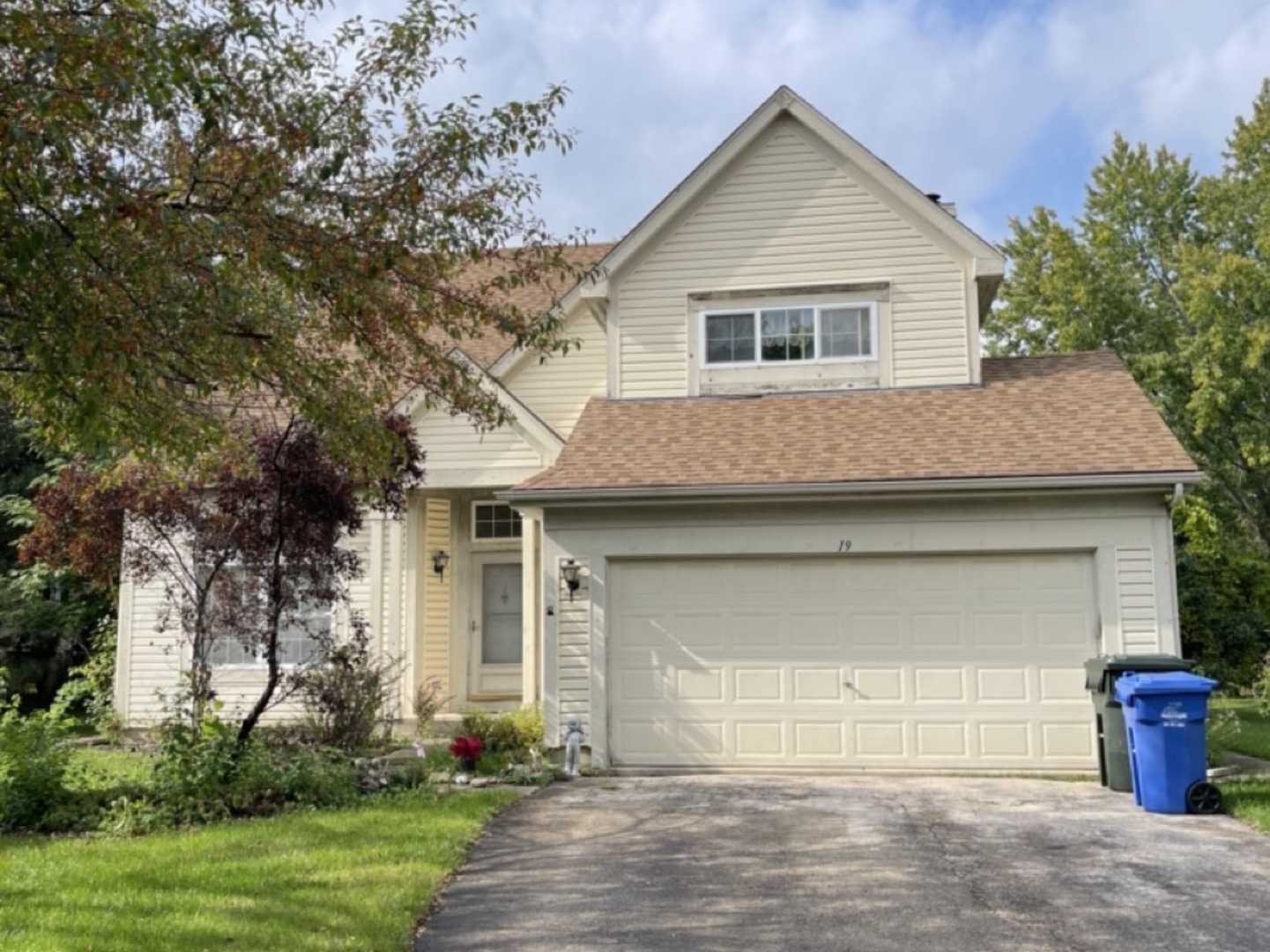 Property Photo: 19 Cobbler Court IL 60177