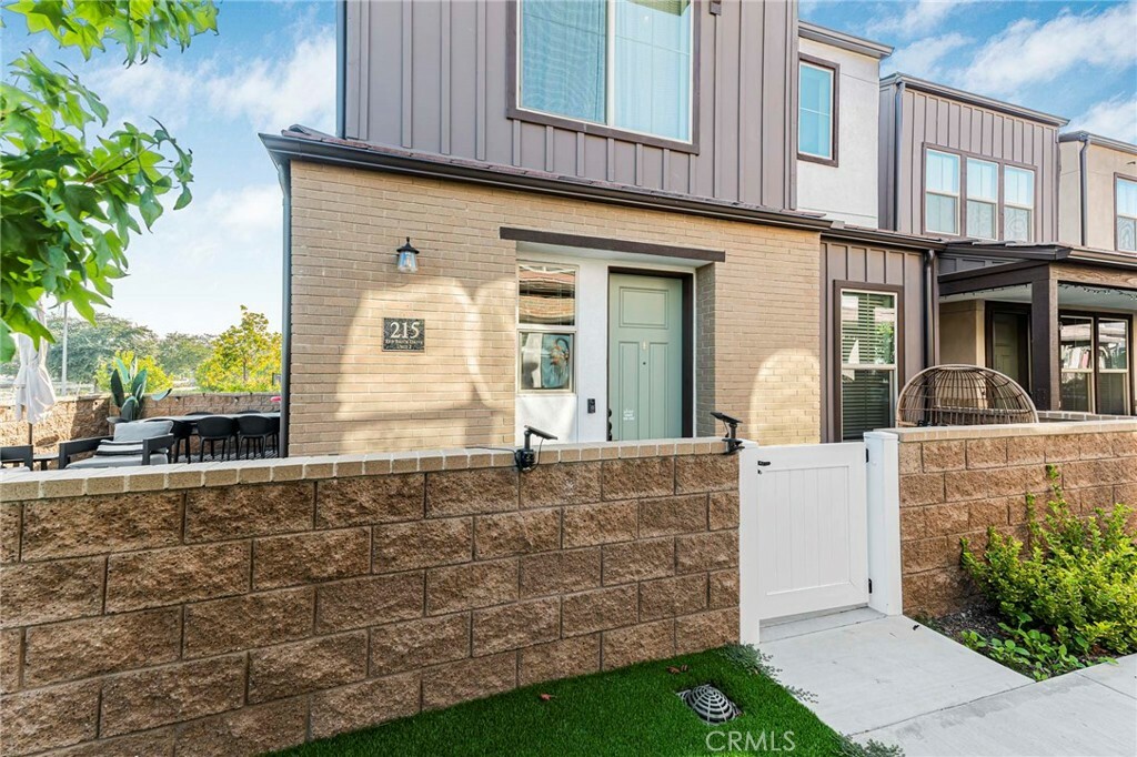 Property Photo:  215 Red Brick Drive 1  CA 93065 