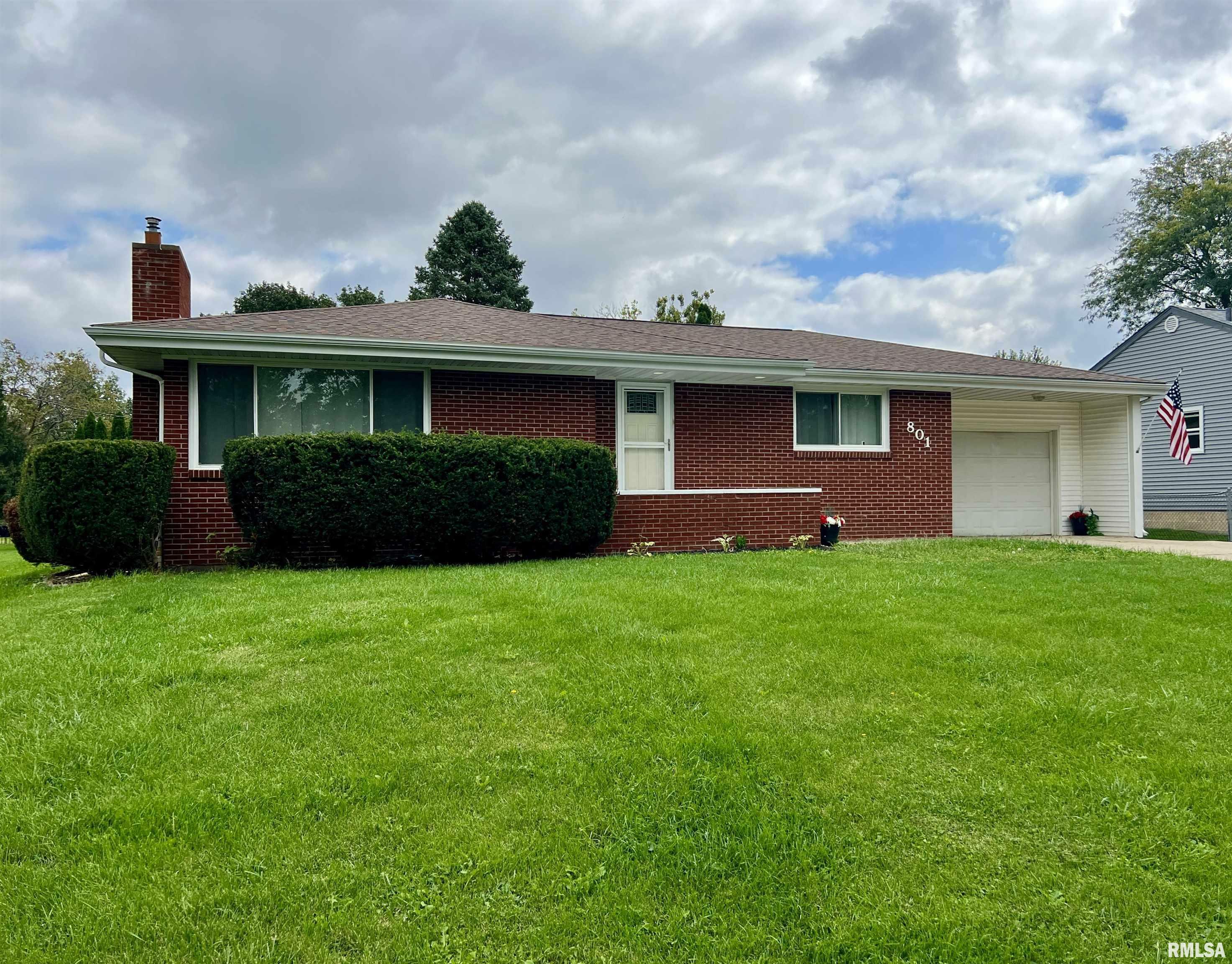 Property Photo:  801 Oak Street  IL 61401 