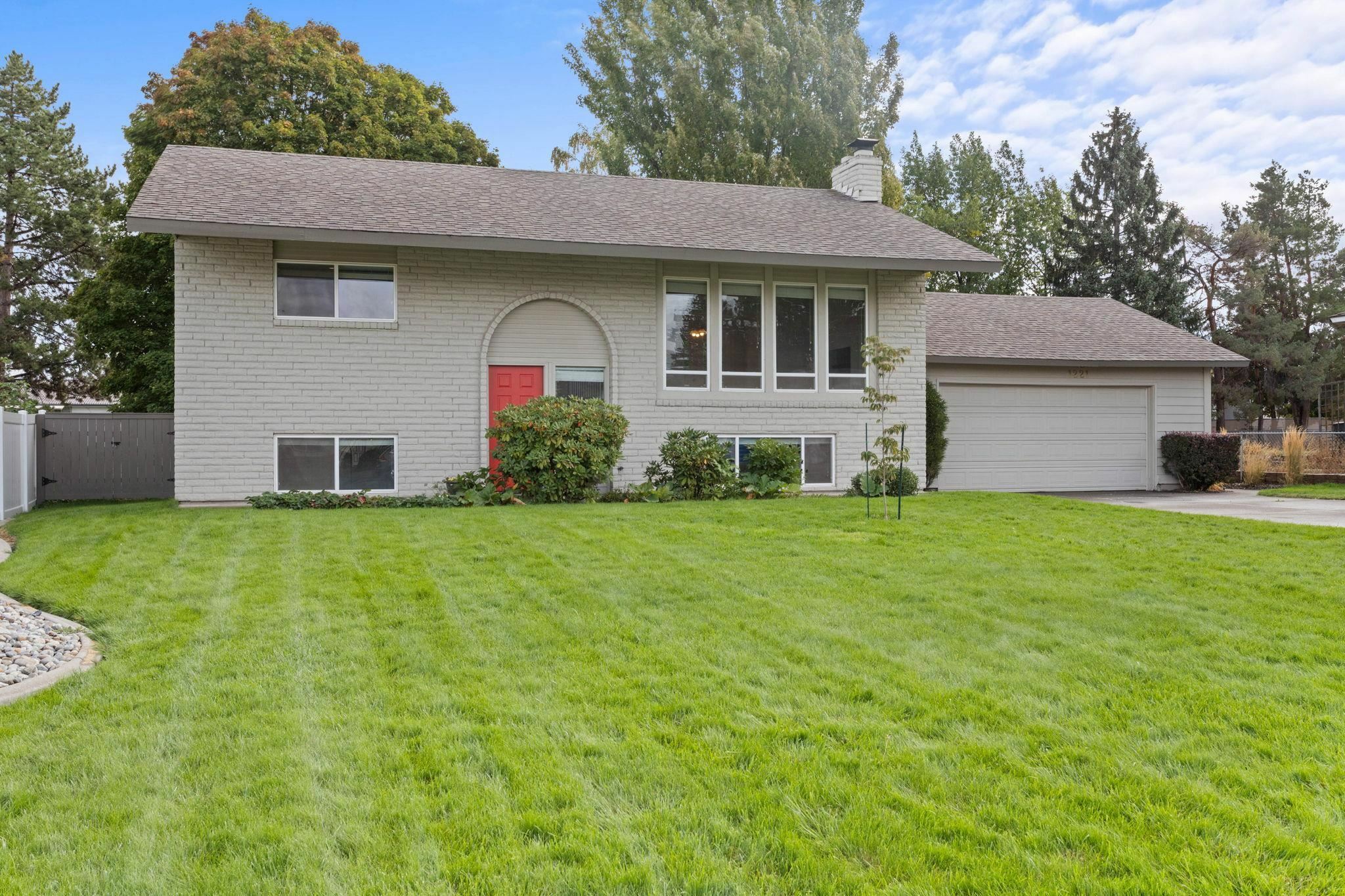 Property Photo:  1221 S Woodlawn Rd  WA 99216 