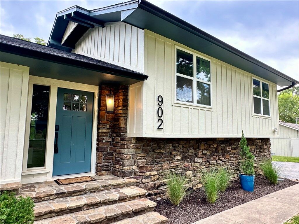 Property Photo:  902 Castle Lane  AR 72712