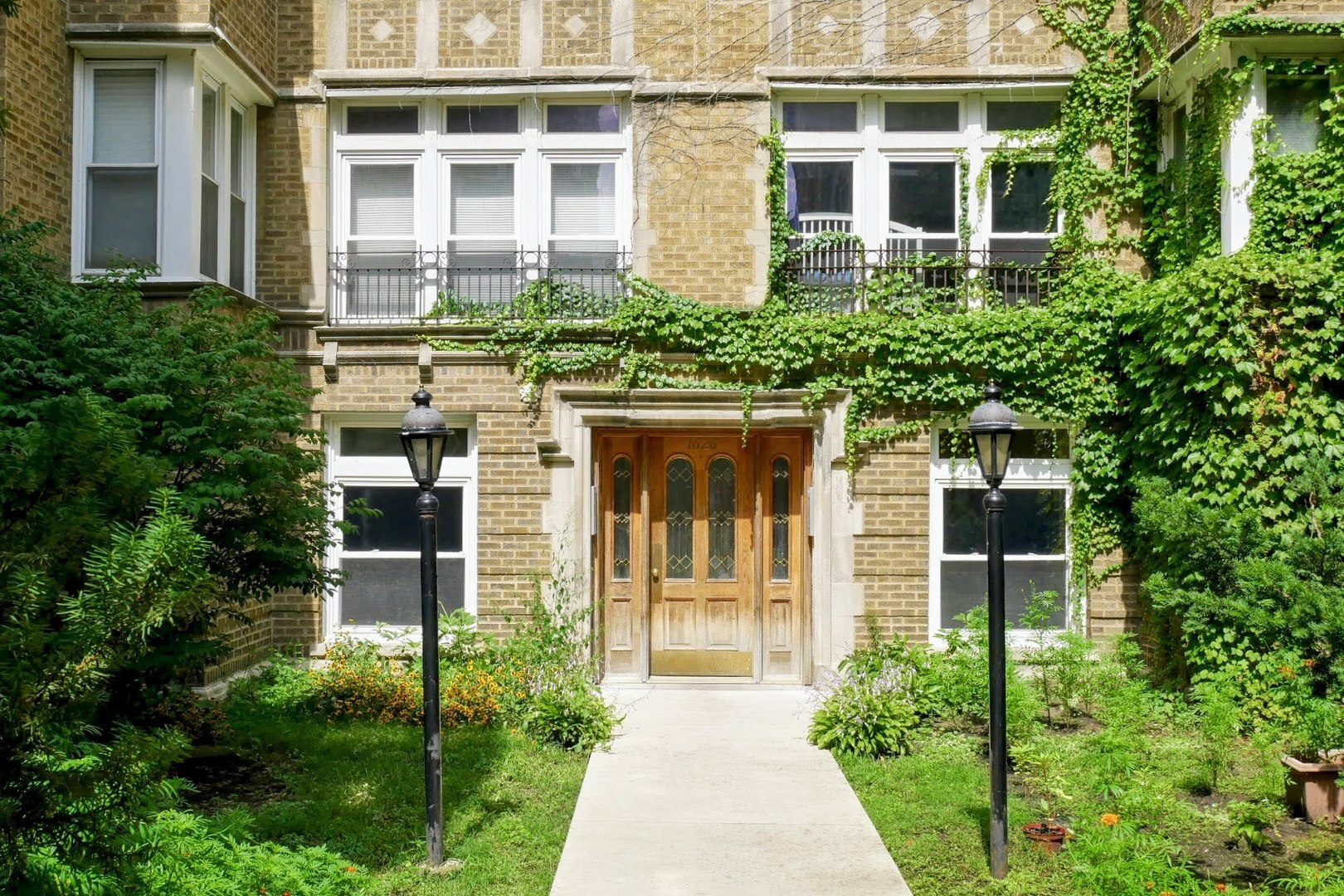 Property Photo: 1626 W Farwell Avenue 1F IL 60626