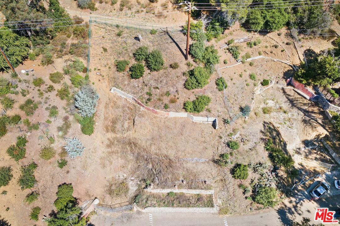 Property Photo:  2040  E Lakeshore Dr  CA 91301 