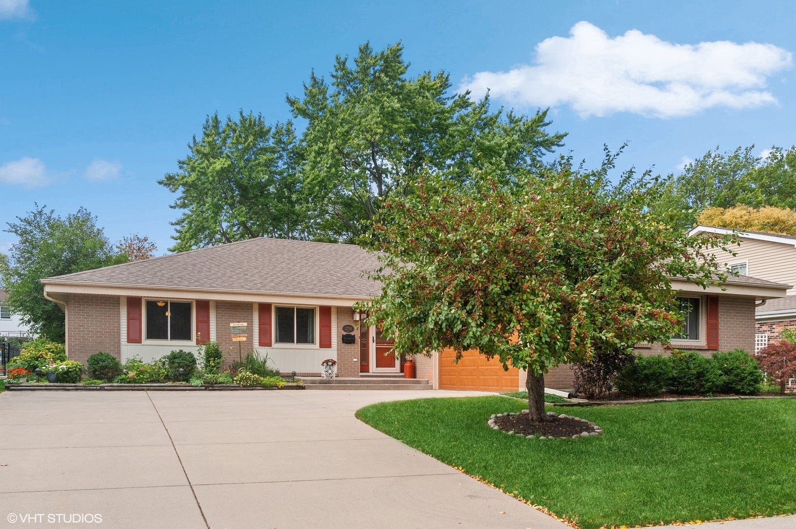 Property Photo:  2738 N Patton Avenue  IL 60004 