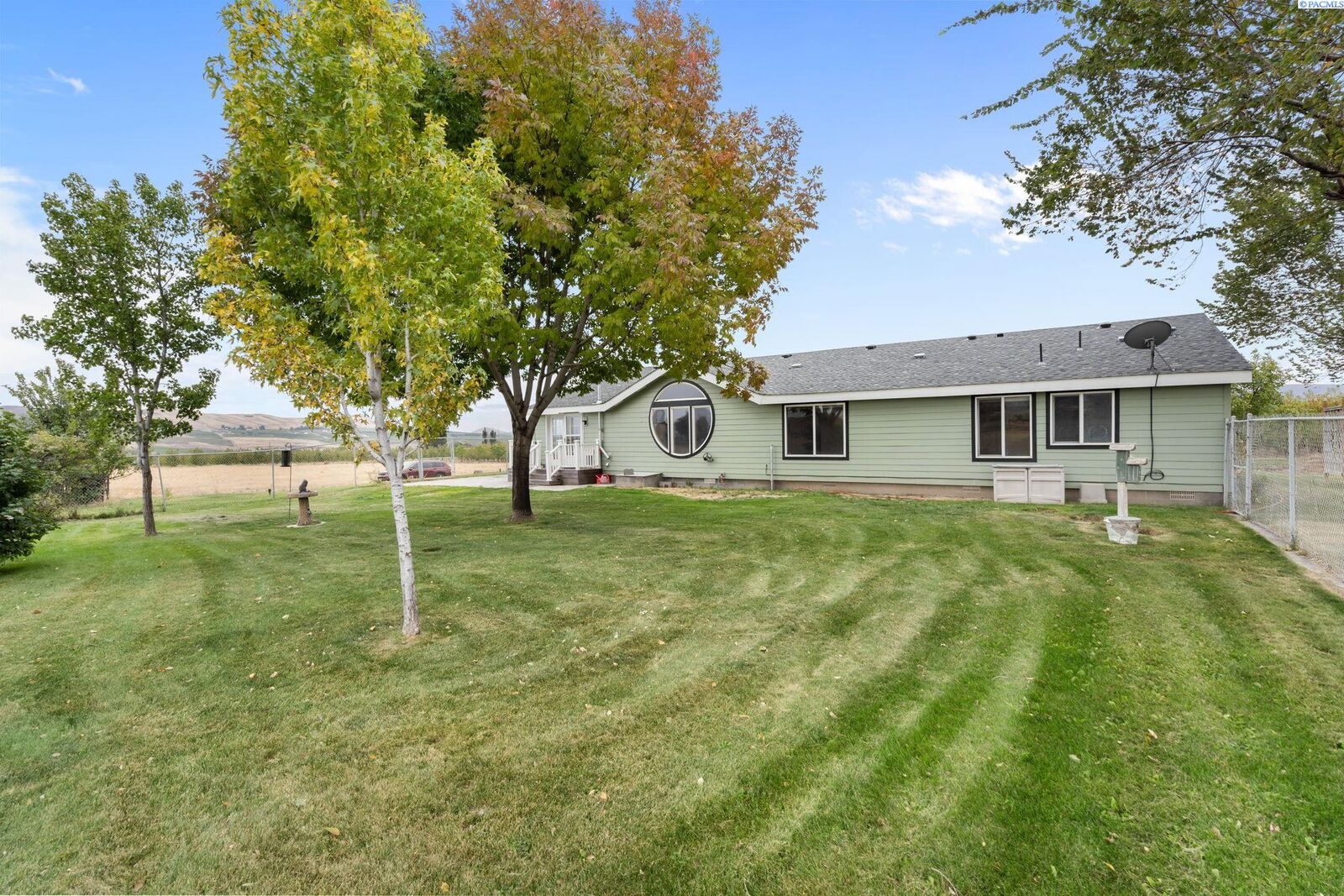 Property Photo: 1812 W Acord WA 99320-8672