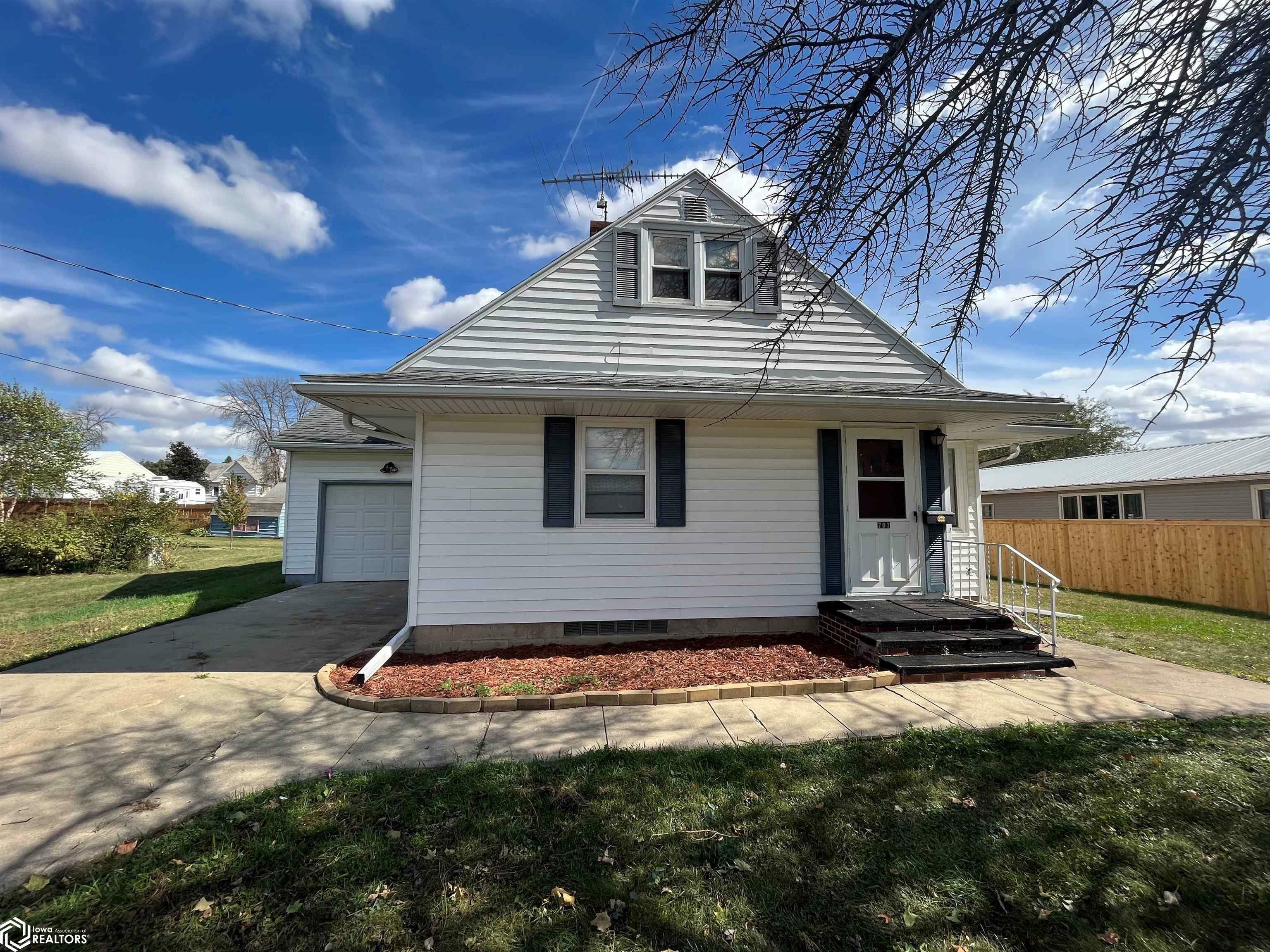 Property Photo:  707 Butler Street  IA 50601 