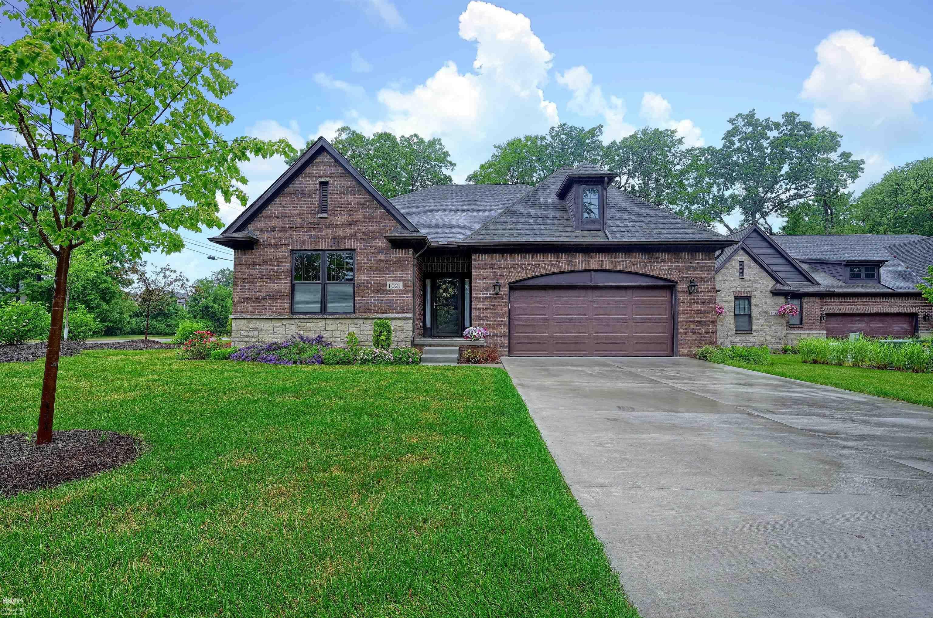 Property Photo: 1021 Crestwyk 7 MI 48307