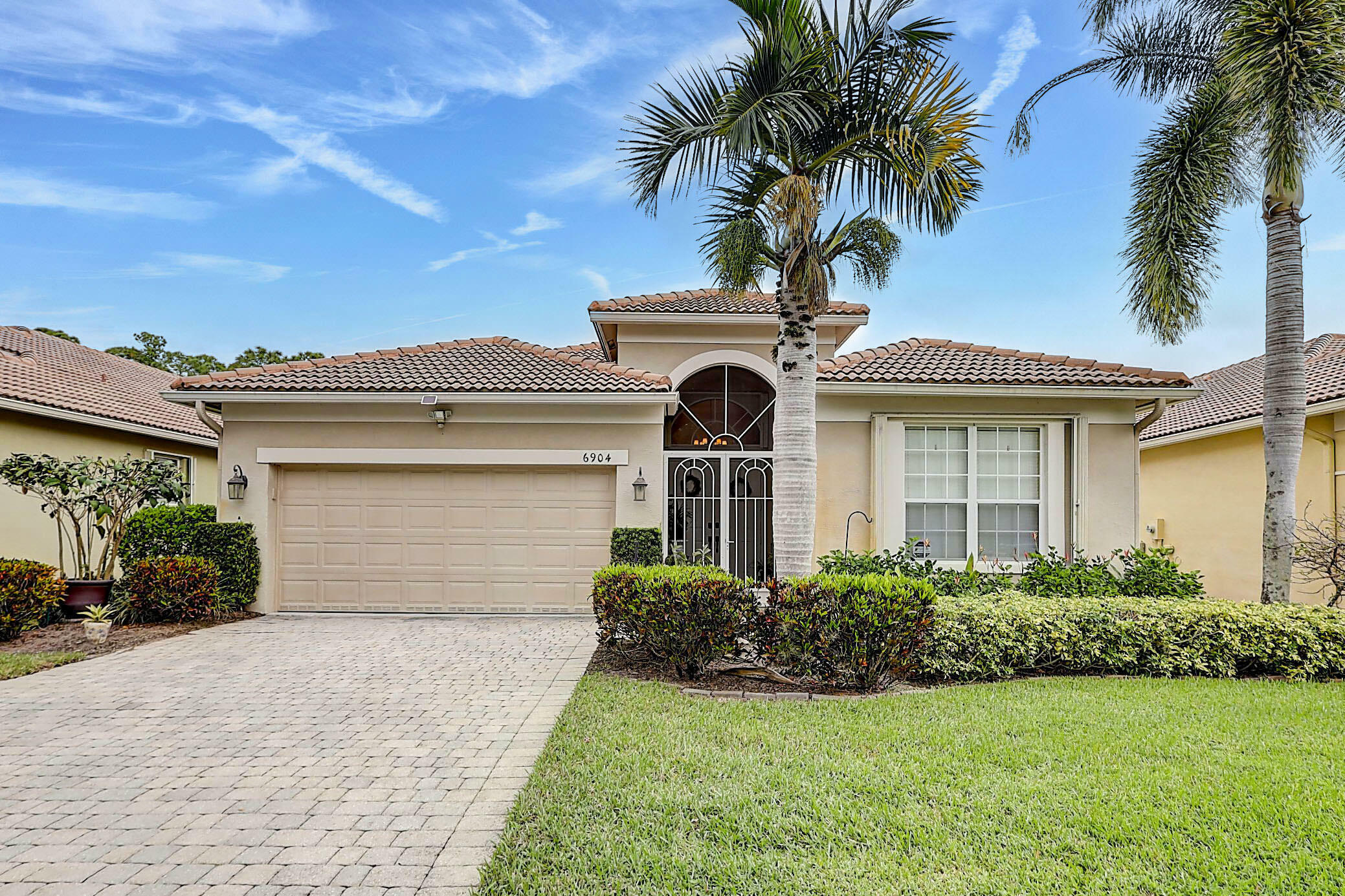 Property Photo:  6904 SE Twin Oaks Circle  FL 34997 