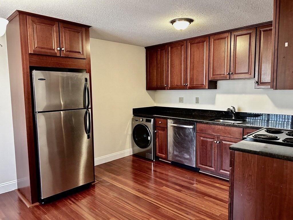 Property Photo: 1400 Skyline Dr 6 MA 01854