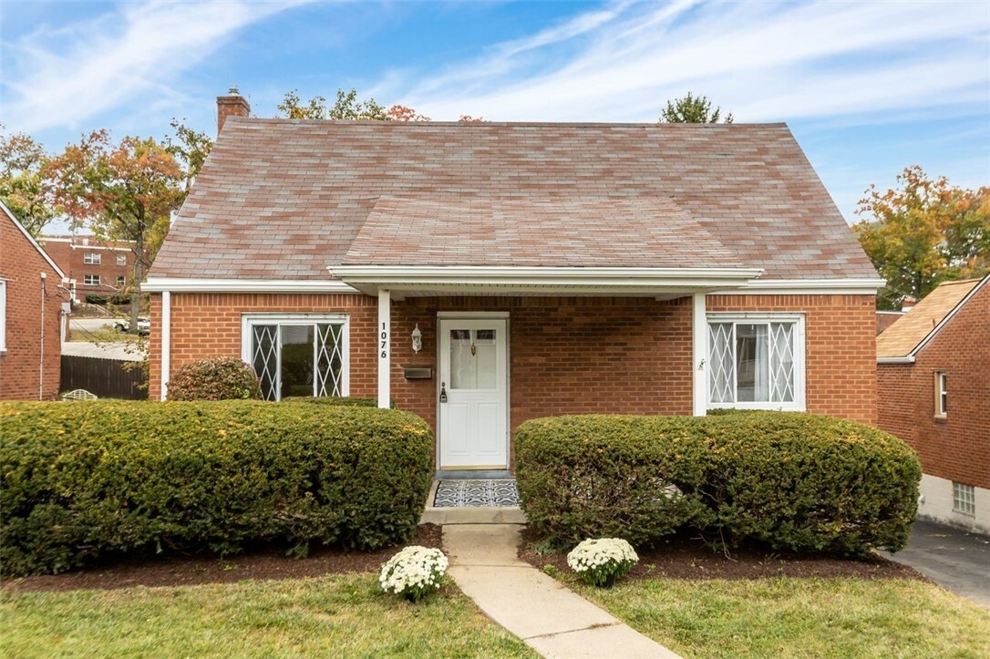 Property Photo:  1076 Thornwood Dr  PA 15234 