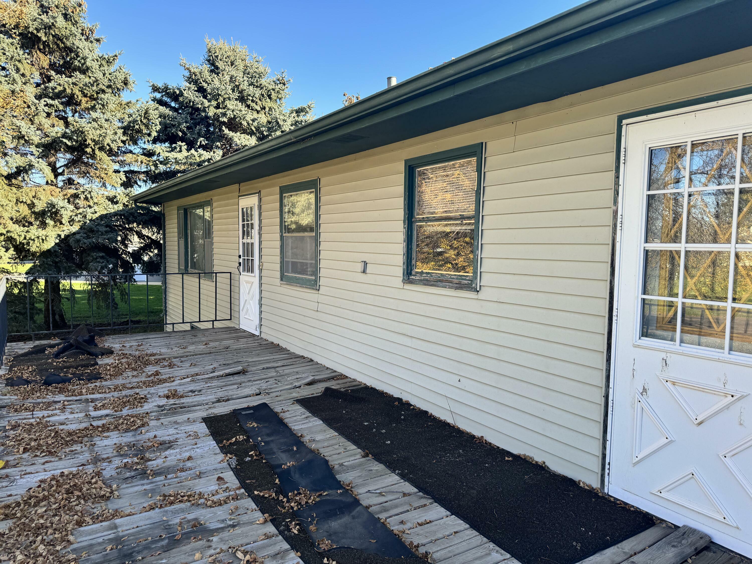 Property Photo:  210 Oak St  SD 57451 