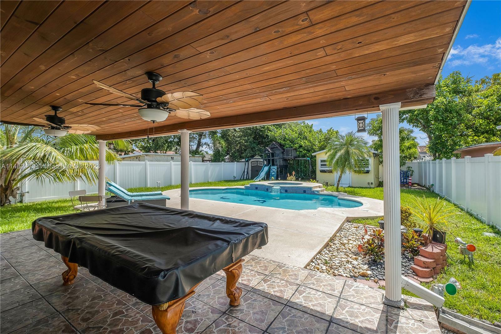 Property Photo:  1035 SE 8th Ct  FL 33010 