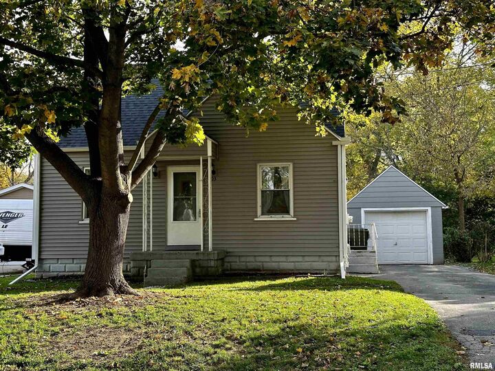 203 Court Street  East Peoria IL 61611 photo