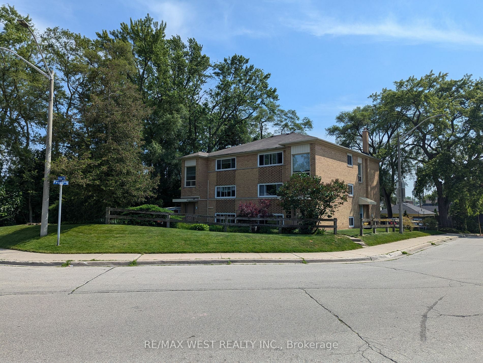 Property Photo: 50-52 Peter St N ON L5H2G8