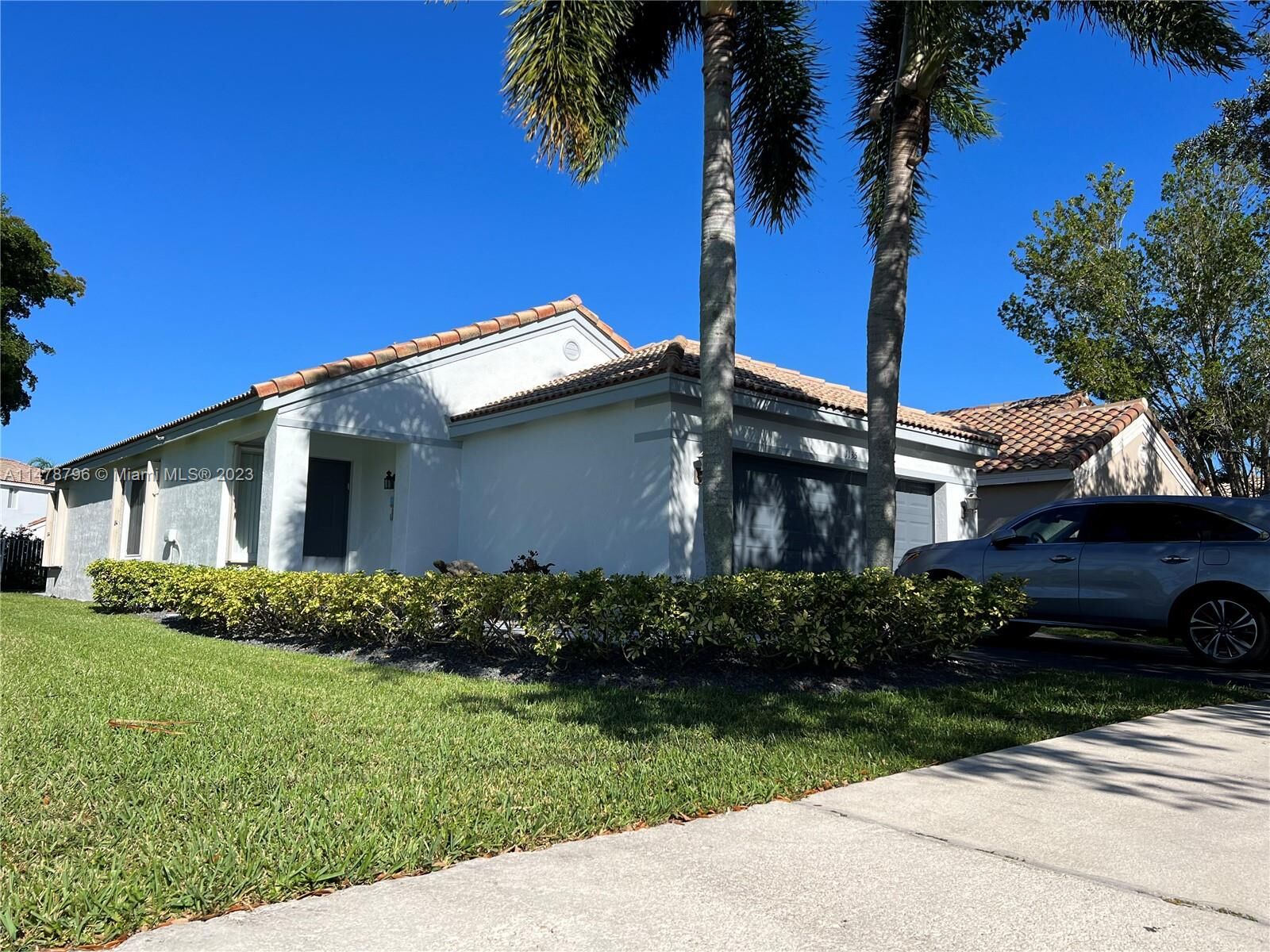 Property Photo: 1135 Areca Way FL 33327
