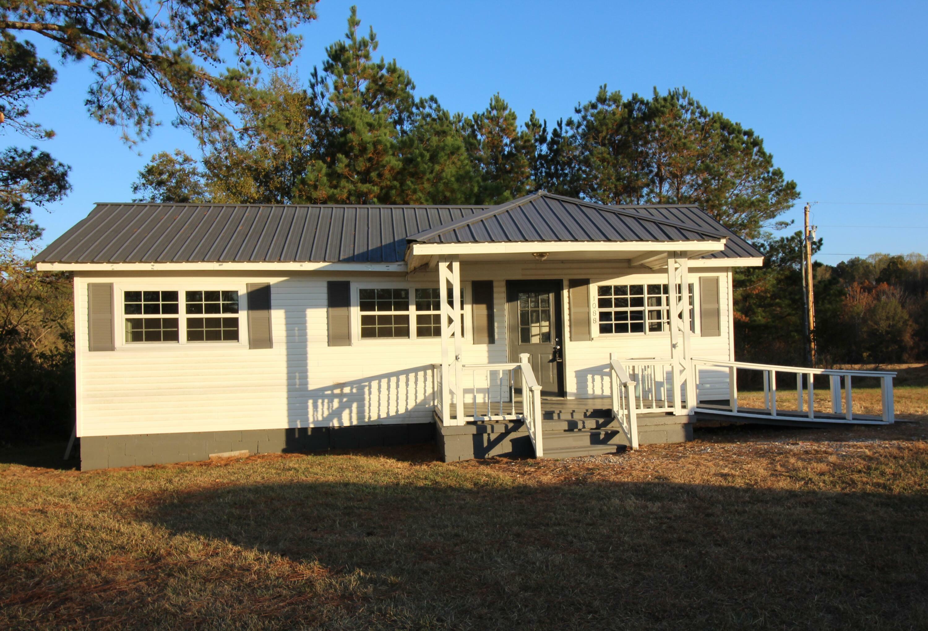 Property Photo:  1088 S 4th St.  MS 38849 