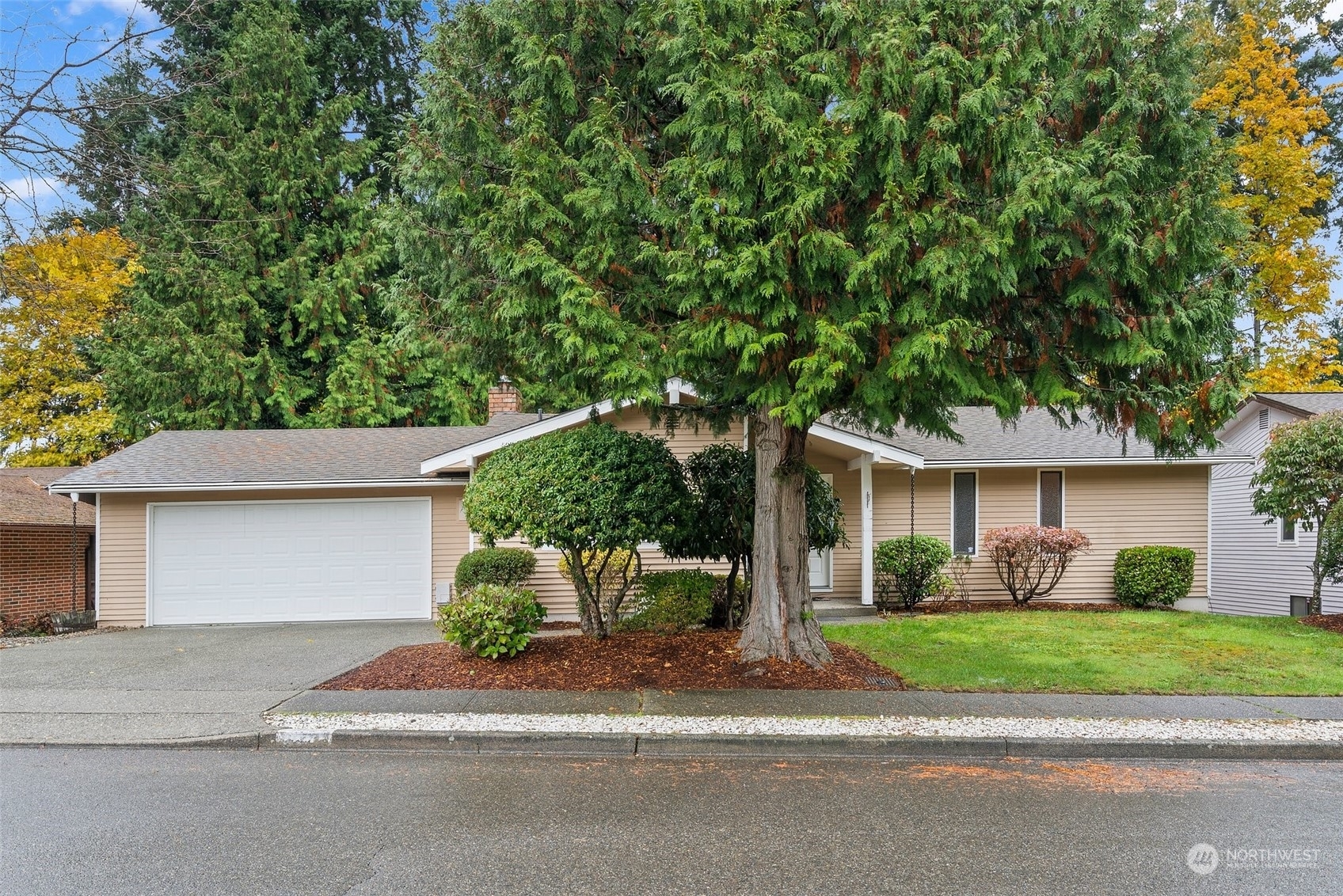 Property Photo:  1931 Rolling Hills Avenue SE  WA 98055 