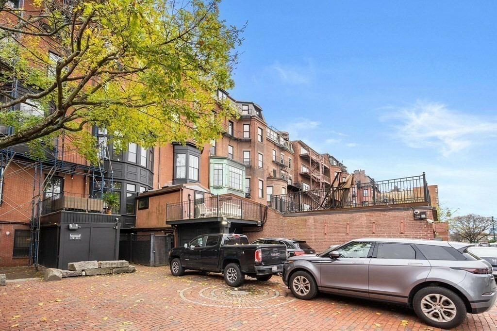 Property Photo:  204 Beacon Street B  MA 02116 