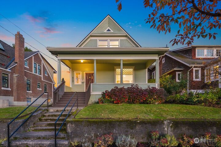 Property Photo: 5702 Woodlawn Avenue N WA 98103