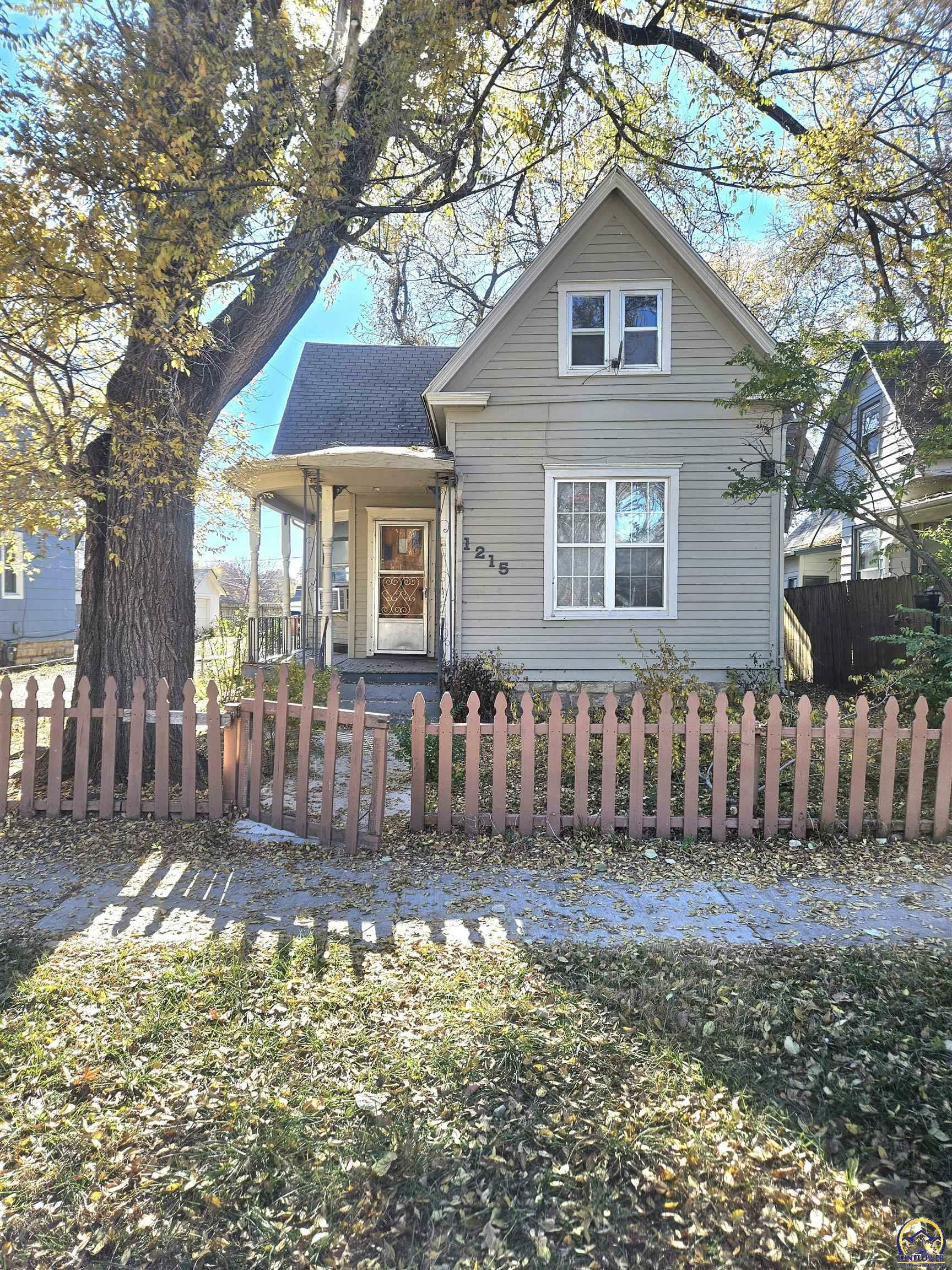 Property Photo:  1215 SW 5th St  KS 66606 