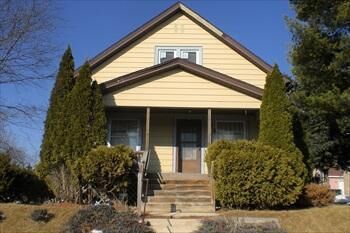 Property Photo:  108 Edgewood Ln  WI 53095 