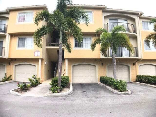 Property Photo:  1000 Crestwood Court S 1012  FL 33411 