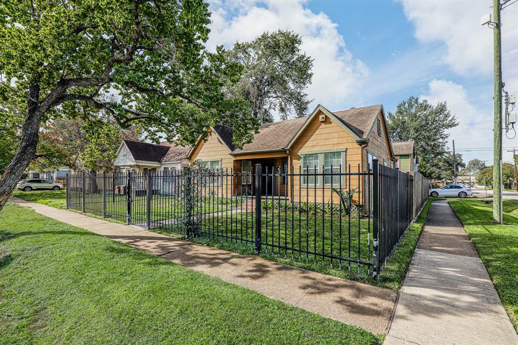 Property Photo:  951 Alexander Street  TX 77008 