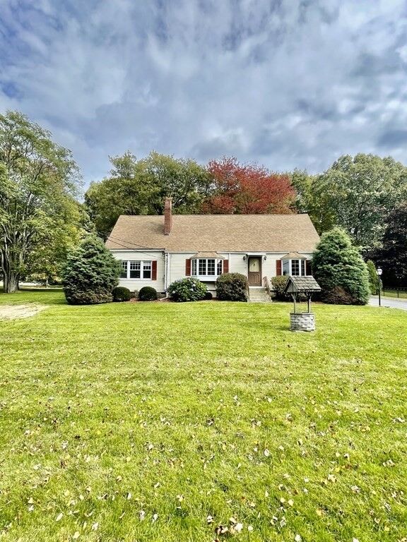 Property Photo:  10 Donahue Ln  MA 01536 