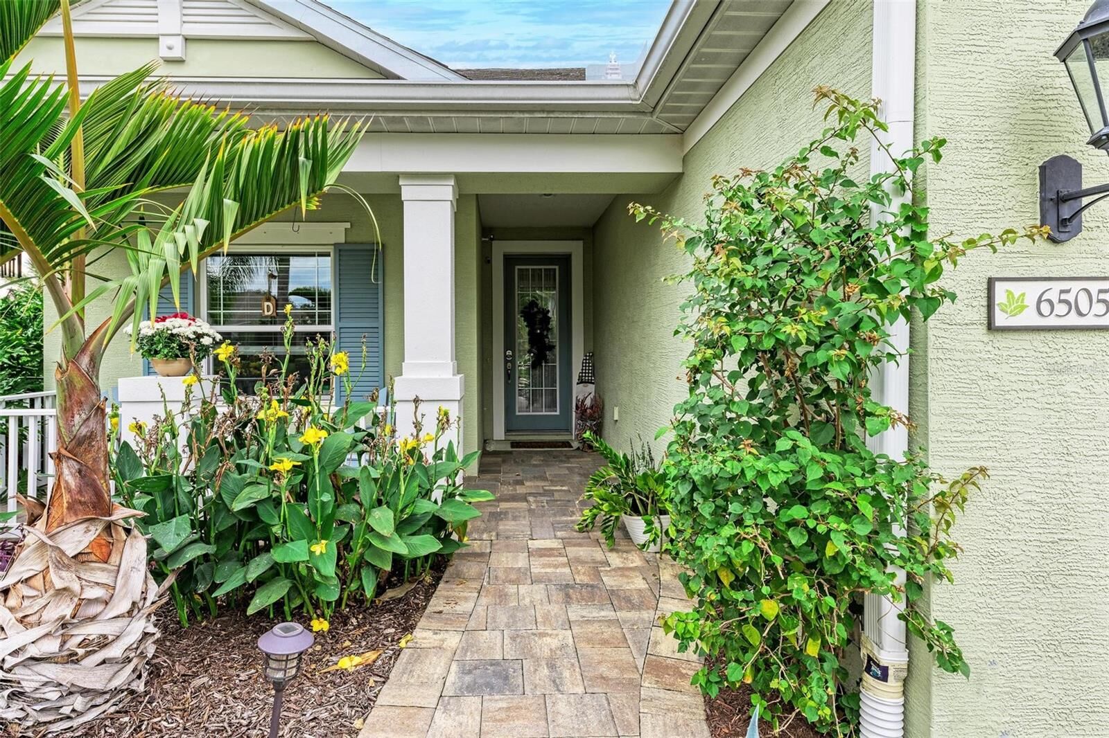 Property Photo:  6505 Palm Leaf Court  FL 34243 