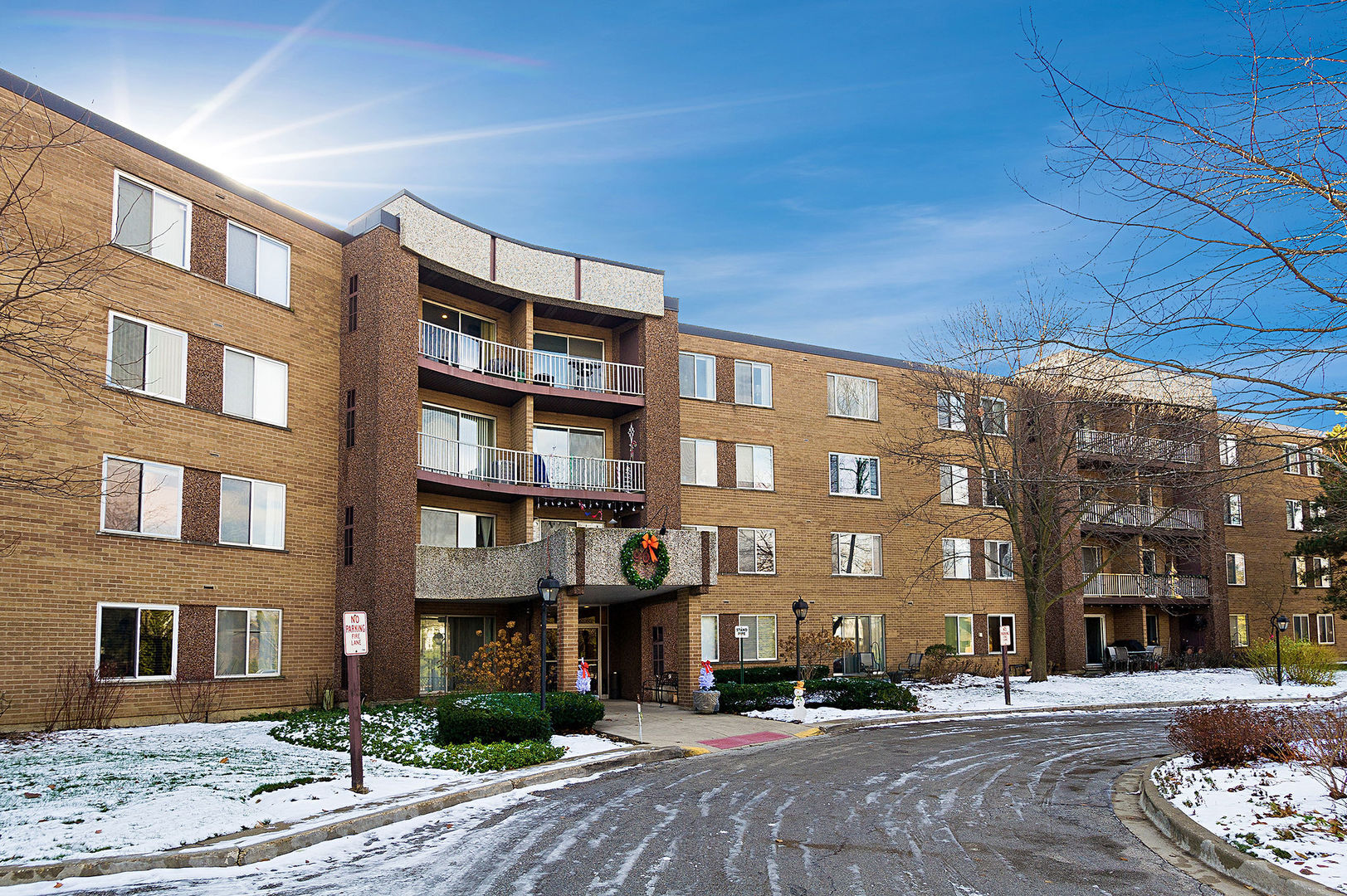 Property Photo: 909 E Kenilworth Avenue 207 IL 60074