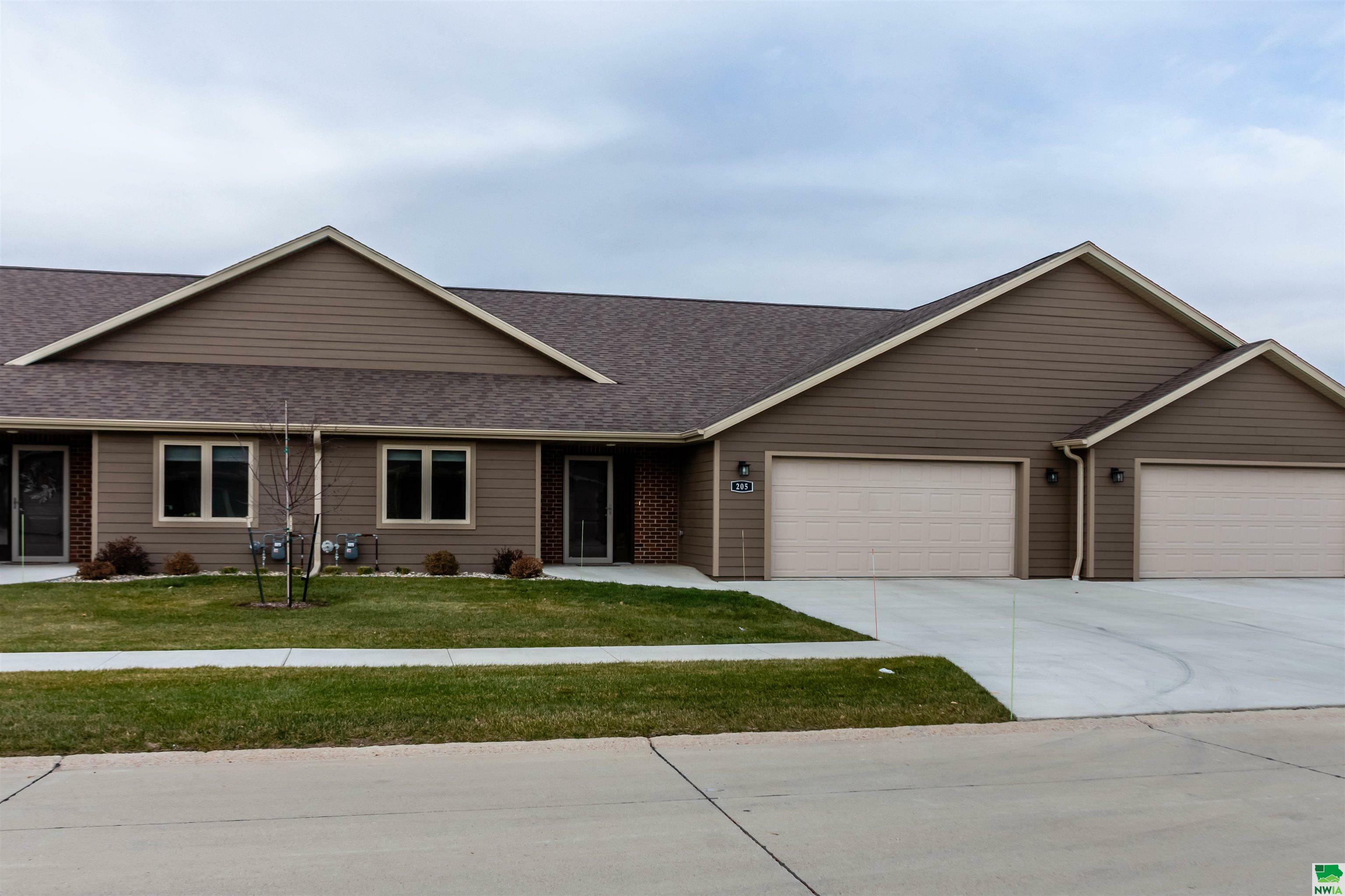 Property Photo:  205 Prairie Bluff Dr  IA 51054 