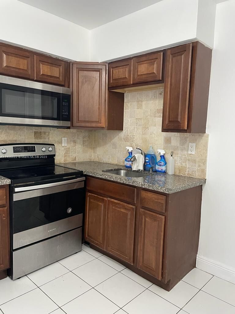 Property Photo: 1916 SW 11th St 12 FL 33312