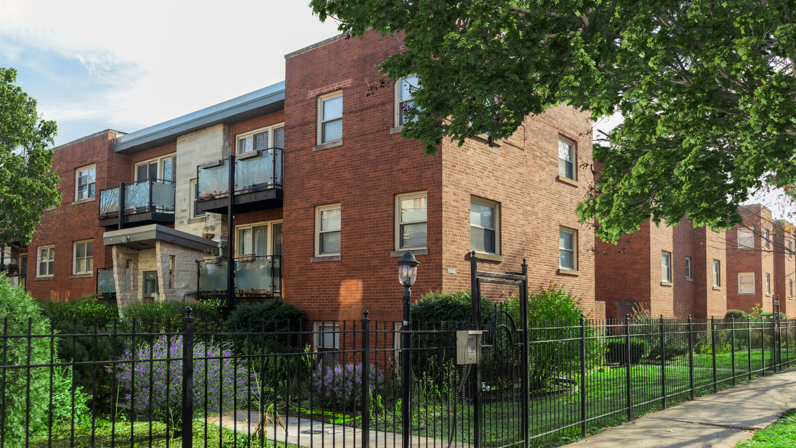 Property Photo: 7525 N Damen Avenue N2 IL 60645